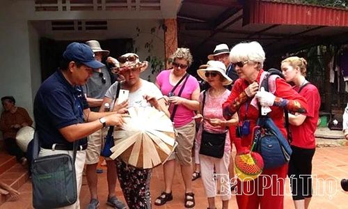 Du khách quốc tế bày tỏ sự thích thú khi được tham quan, trải nghiệm nghề làm nón Gia Thanh. Ảnh tư liệu