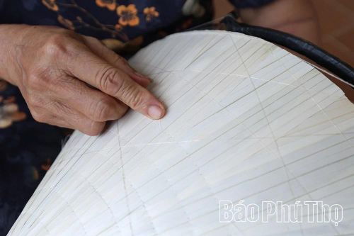 Các mũi khâu đều, đẹp thể hiện sự khéo, tinh tế của những người thợ làm nón.