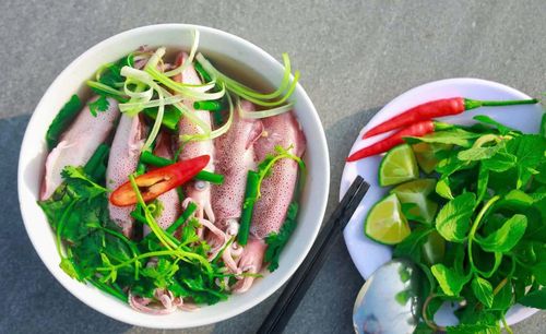 Tô mì tôm mực hấp dẫn thực khách - Ảnh: C.N