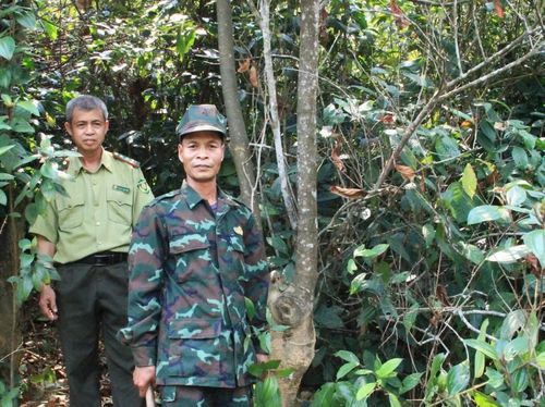 Anh Hồ Văn Ác cùng Trạm trưởng Trạm Kiểm lâm A Bung Nguyễn Xuân Tuấn trong một chuyến tuần tra bảo vệ rừng - Ảnh: S.H