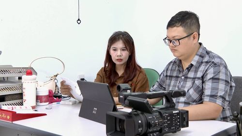 Chị Phan Thị Hồng Sâm (bên trái), Trung tâm Dịch vụ tổng hợp xã Nam Gianh, trao đổi chuyên môn với đồng nghiệp - Ảnh: H.N