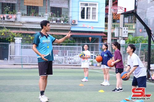 Nhiều học sinh tham gia học bóng rổ trong dịp hè.