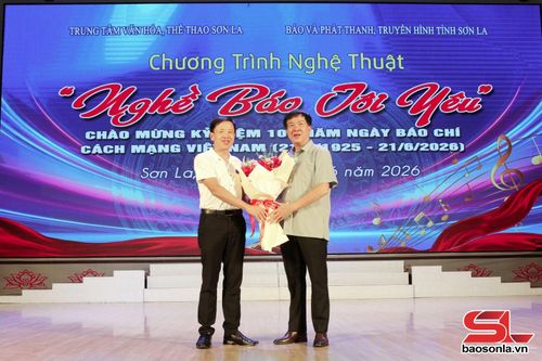 Lãnh đạo Sở Văn Hóa thể thao và du lịch tỉnh tặng hoa lãnh đạo Báo và Phát thanh, truyền hình tỉnh nhân dịp kỷ niệm 101 năm Ngày Báo chí Cách mạng Việt Nam (21/6/1925-21/6/2026)