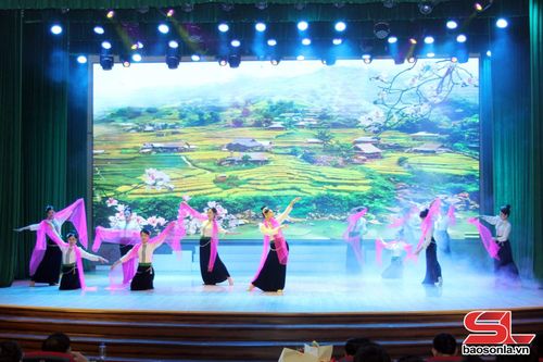 Tiết mục múa Hương sắc mùa xuân.