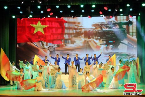 Tiết mục tại chương trình nghệ thuật Nghề báo tôi yêu.