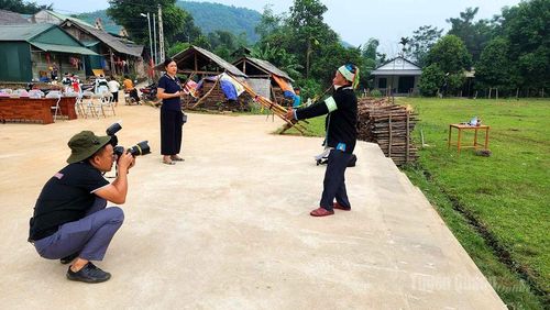 Phóng viên Quang Hòa, phòng Thời sự tác nghiệp tại xã Yên Lâm.