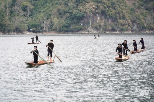 Hoạt động đua thuyền độc mộc trên hồ Ba Bể diễn ra sôi nổi dịp đầu xuân, thu hút đông đảo người dân và du khách tham gia.