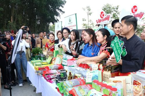 Hợp tác xã miến Việt Cường (xã Đồng Hỷ) ứng dụng công nghệ số trong bán hàng.