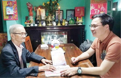  Nguyễn Anh Tuấn (bên phải) trong một dịp phỏng vấn nhân vật để viết bài