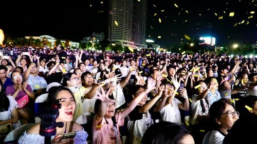 Hàng nghỉ người dân và du khách hòa mình vào lễ hội.