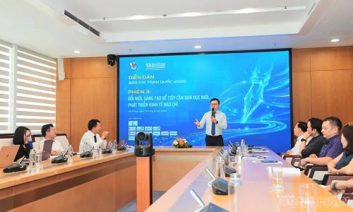  Nhà báo Lê Quốc Minh - Ủy viên Trung ương Đảng, Tổng Biên tập Báo Nhân Dân, Phó Trưởng ban Tuyên giáo và Dân vận Trung ương, Chủ tịch Hội Nhà báo Việt Nam chia sẻ tại phiên thảo luận với chủ đề "Đổi mới, sáng tạo để tiếp cận bạn đọc, phát triển kinh tế báo chí”. Ảnh: Đình Trung 