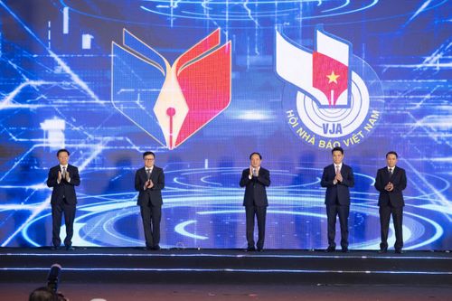Trưởng Ban Tuyên giáo và Dân vận Trung ương Trịnh Văn Quyết; Bí thư Thành ủy, Trưởng đoàn đại biểu Quốc hội thành phố Hải Phòng Lê Ngọc Châu; Phó Trưởng Ban Tuyên giáo và Dân vận Trung ương, Tổng Biên tập báo Nhân dân, Chủ tịch Hội Nhà báo Việt Nam Lê Quốc Minh; Phó Trưởng Ban Tuyên giáo và Dân vận Trung ương Trần Thanh Lâm; Phó Chủ tịch Thường trực Hội Nhà báo Việt Nam Nguyễn Đức Lợi thực hiện nghi thức khai mạc Hội Báo toàn quốc 2026