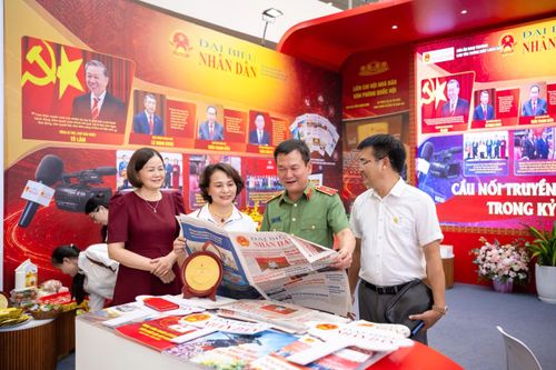 Các đại biểu thăm các gian trưng bày tại Hội Báo toàn quốc 2026
