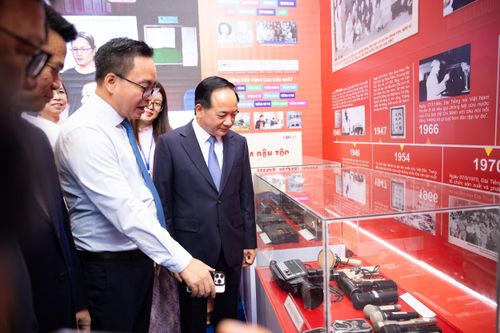 Trưởng Ban Tuyên giáo và Dân vận Trung ương Trịnh Văn Quyết và các đại biểu thăm các gian trưng bày tại Hội Báo toàn quốc 2026