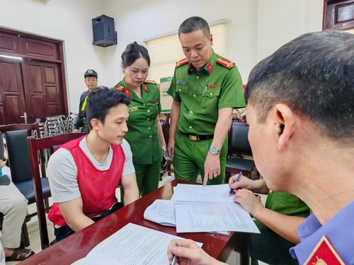 Cơ quan công an lấy lời khai của các đối tượng.