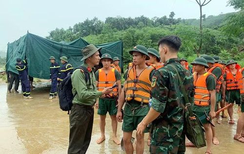 Phóng viên Báo CAND tác nghiệp tại hiện trường lũ quét thôn Làng Nủ (xã Phúc Khánh, huyện Bảo Yên, Lào Cai) và tường thuật trực tiếp trên Báo Điện tử CAND (tháng 9/2024).
