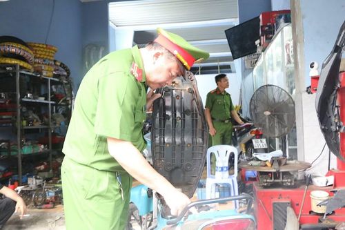 Lãnh đạo Phòng Cảnh sát QLHC về TTXH trực tiếp cùng tổ công tác kiểm tra một cơ sở "độ chế" xe mô tô.