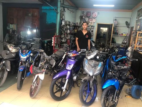 Một cơ sở "độ chế" xe.