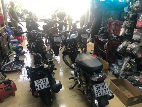 Tổ công tác kiểm tra một cơ sở "độ chế" xe mô tô.