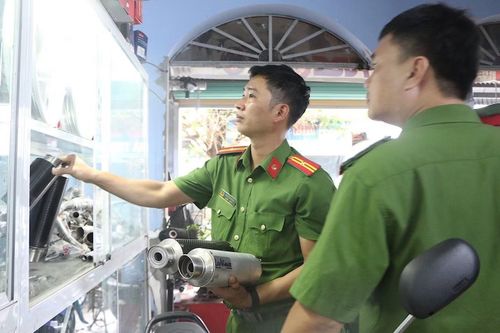 Cơ quan Công an kiểm tra một cơ sở "độ chế" xe mô tô.
