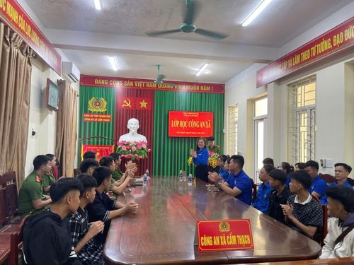 Công an xã Cẩm Thạch phối hợp Đoàn thanh niên theo dõi, giúp đỡ các trường hợp thanh thiếu niên có biểu hiện chưa ngoan.