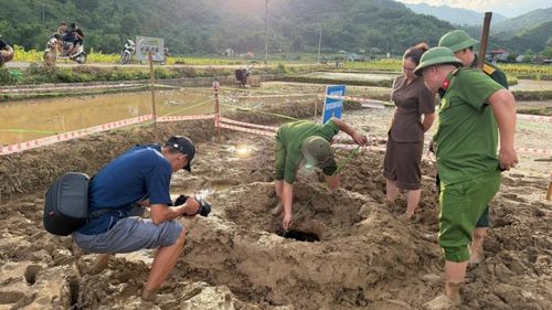 Dù trời nắng hay mưa, phóng viên luôn bám sát cơ sở lấy thông tin nhanh nhất.