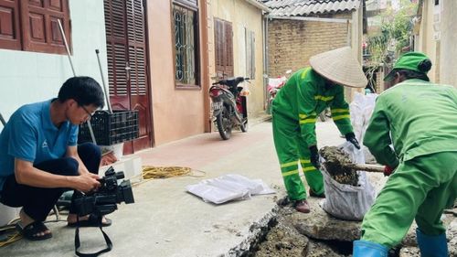 Phóng viên khai thác thông tin tại cơ sở.