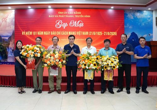 Lãnh đạo Báo và Phát thanh, Truyền hình Cao Bằng tặng hoa tri ân các đồng chí nguyên lãnh đạo qua các thời kỳ.