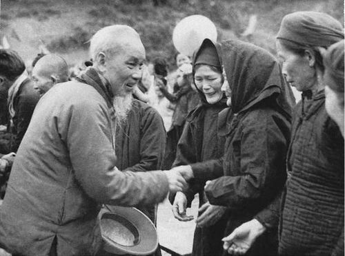 Bác Hồ về thăm bà con Pác Bó (xã Trường Hà) tháng 2/1961. Ảnh: Tư liệu