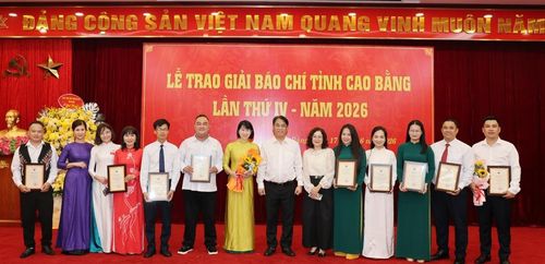 Bí thư Tỉnh ủy Phan Thăng An chúc mừng phóng viên Báo và Phát thanh, truyền hình Cao Bằng đoạt giải tại Lễ trao giải báo chí tỉnh lần thứ IV.
