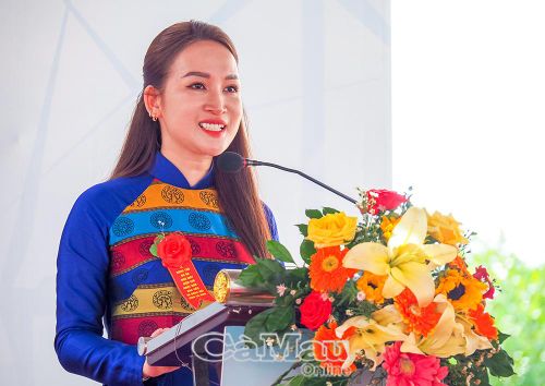 Bà Trần Thị Bích Phương, Cổ đông Công ty Cổ phần Năng lượng Nhật Bản - Bạc Liêu, Phó Tổng Giám đốc Thường trực Tập đoàn Công nghệ T-TECH Việt Nam phát biểu tại lễ động thổ.