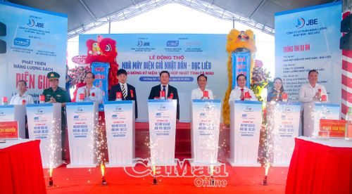 Các đồng chí lãnh đạo tỉnh, đại biểu và đại diện chủ đầu tư thực hiện nghi thức bấm nút động thổ Dự án Nhà máy điện gió Nhật Bản - Bạc Liêu.