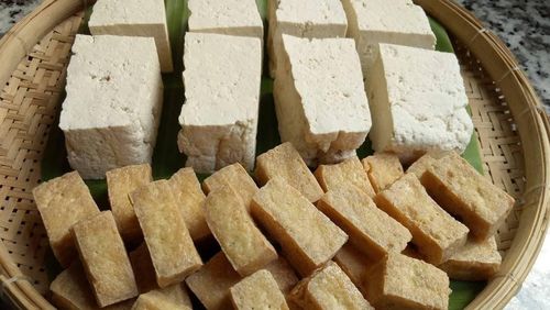 Đậu phụ là món ăn quen thuộc, được làm từ đậu nành, qua quá trình xay, nấu và ép thành khối. Ảnh minh họa.