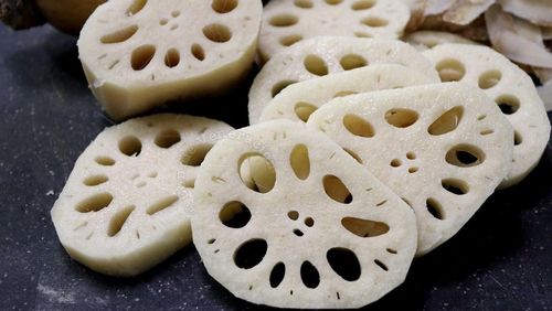 Củ sen là phần thân rễ của cây sen, có cấu trúc gồm nhiều đoạn nối tiếp nhau gọi là “đốt”. Ảnh minh họa.