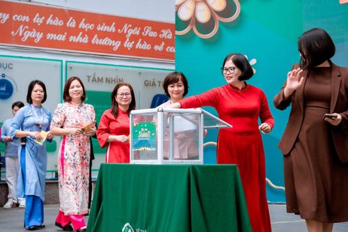 Các hoạt động gây quỹ từ thiện trong môi trường giáo dục được báo chí lan tỏa đến đông đảo người dân, phụ huynh và các em học sinh. Ảnh: Hoạt động gây quỹ từ thiện xây trường học vùng cao của Trường Ngôi sao Hà Nội.