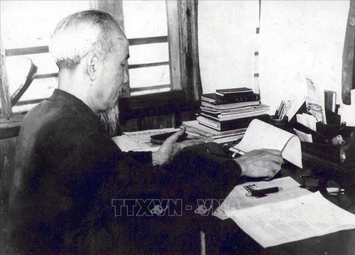 Bác Hồ làm việc tại tầng 2 Nhà sàn trong Phủ Chủ tịch, tháng 4/1960. Ảnh: Tư liệu TTXVN