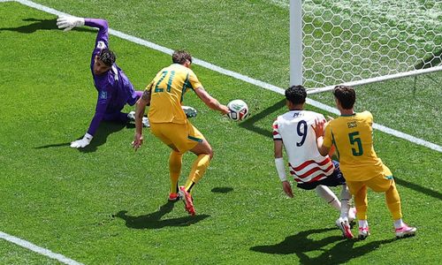Cầu thủ Australia phản lưới. (Ảnh: Reuters)