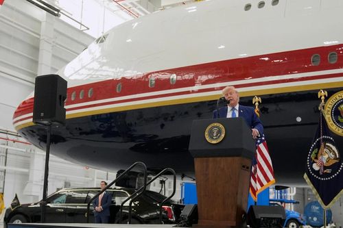 Tổng thống Donald Trump phát biểu khi đứng trước chiếc Air Force One mới. (Ảnh: AP)