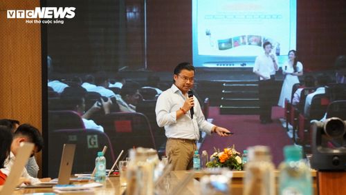 Nhà báo Ngô Trần Thịnh, Trưởng phòng Đa truyền thông Trung tâm tin tức của Báo và Đài Phát thanh truyền hình TP.HCM, đánh giá công nghệ AI giúp giải quyết những vấn đề đòi hỏi nhiều thời gian, công sức. (Ảnh: Tiến Thắng)