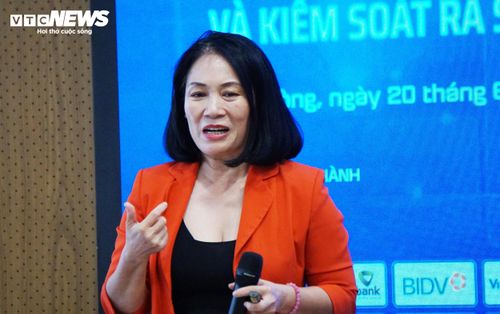 Nhà báo Tạ Bích Loan, Đài truyền hình Việt Nam, chia sẻ tại tọa đàm. (Ảnh: Tiến Thắng)