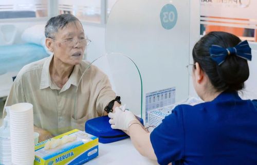 Người có công tại phường Xuân Phương được khám sức khỏe miễn phí. Ảnh: PV