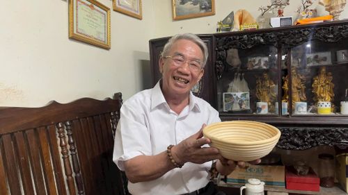 Nghệ nhân Trần Minh Hoài Ngân vẫn miệt mài gìn giữ nghề truyền thống sau hơn 50 năm gắn bó. (Ảnh: Thu Phương)