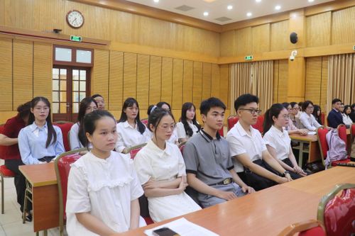 Các thí sinh đủ điều kiện thi vấn đáp. Ảnh: Hiền Chi