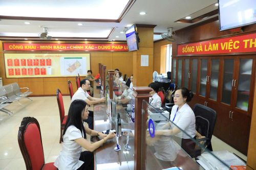 Giải quyết thủ tục hành chính cho người dân tại phường Thanh Xuân. Ảnh: Quang Thái