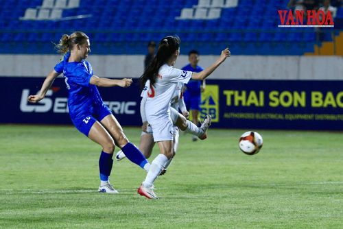 Đội chủ nhà Thái Nguyên T&T (áo xanh) bị Phong Phú Hà Nam cầm hòa 1-1 trong trận ra quân. Ảnh VFF