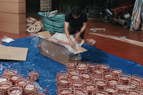 Những sản phẩm đã hoàn thiện được đóng gói, chuẩn bị chuyển tới các điểm bán và không gian trưng bày. Ảnh: Thái Hoàng