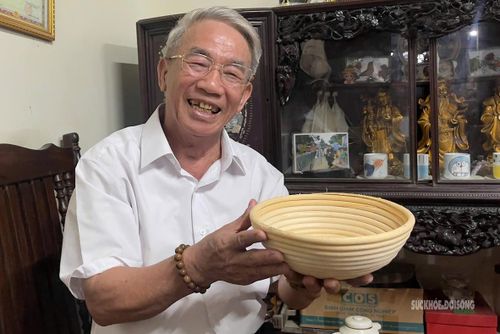 Nghệ nhân làng nghề Phú Vinh giới thiệu sản phẩm mây tre đan truyền thống được làm từ đôi bàn tay khéo léo của người thợ địa phương. Ảnh: Thu Phương