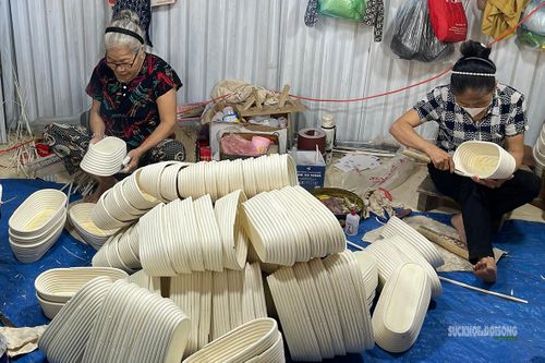 Từng sản phẩm được người thợ chỉnh sửa, hoàn thiện thủ công trước khi đưa ra thị trường. Ảnh: Thu Phương
