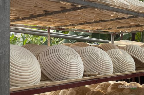 Sản phẩm mây tre sau khi tạo hình được phơi, hong khô nhằm bảo đảm độ bền và giữ phom dáng. Ảnh: Bảo Châu