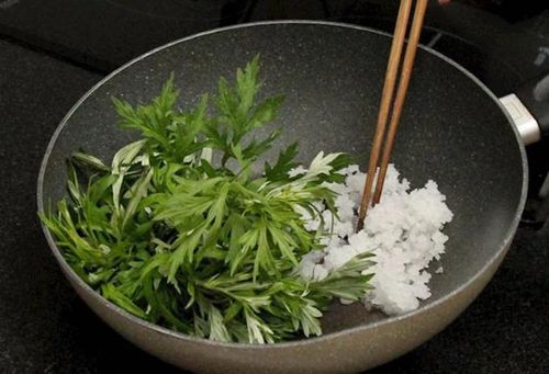 Ngải cứu rang muối giúp giãn cơ nhanh chóng.